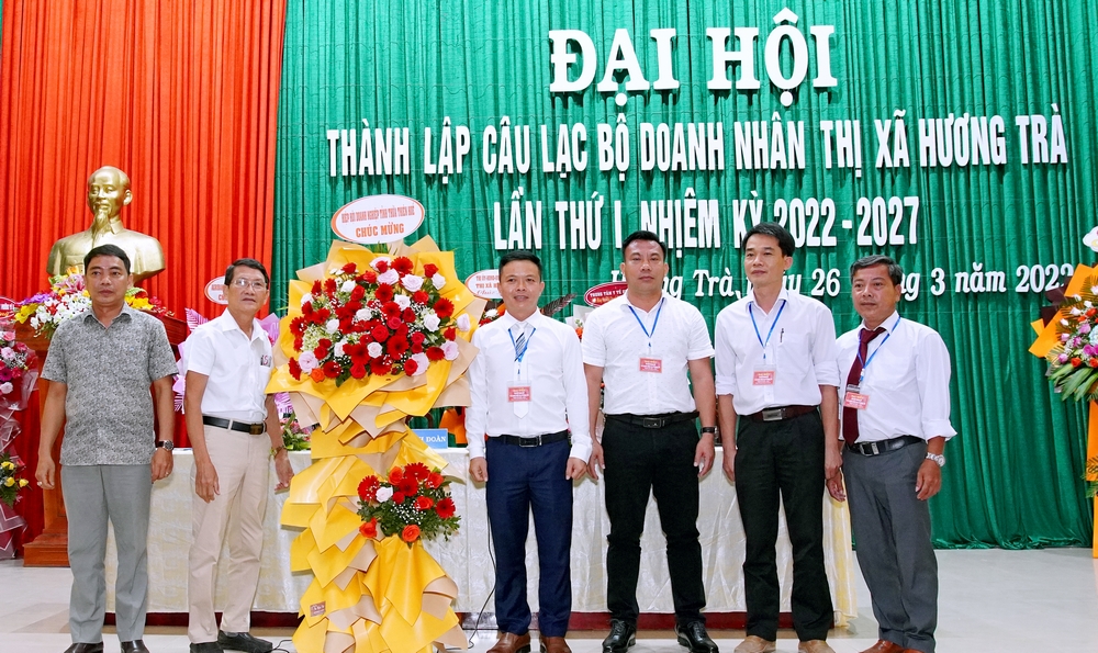 Ông Lê Minh Lợi - Phó Chủ tịch Hiệp hội Doanh nghiệp tỉnh Thừa Thiên Huế và ông Nguyễn Doãn Quan - UVBTV Hiệp hội, Giám đốc Trung tâm Truyền thông và Hỗ trợ doanh nghiệp (ngoài cùng bên trái) tặng hoa chúc mừng đại hội.