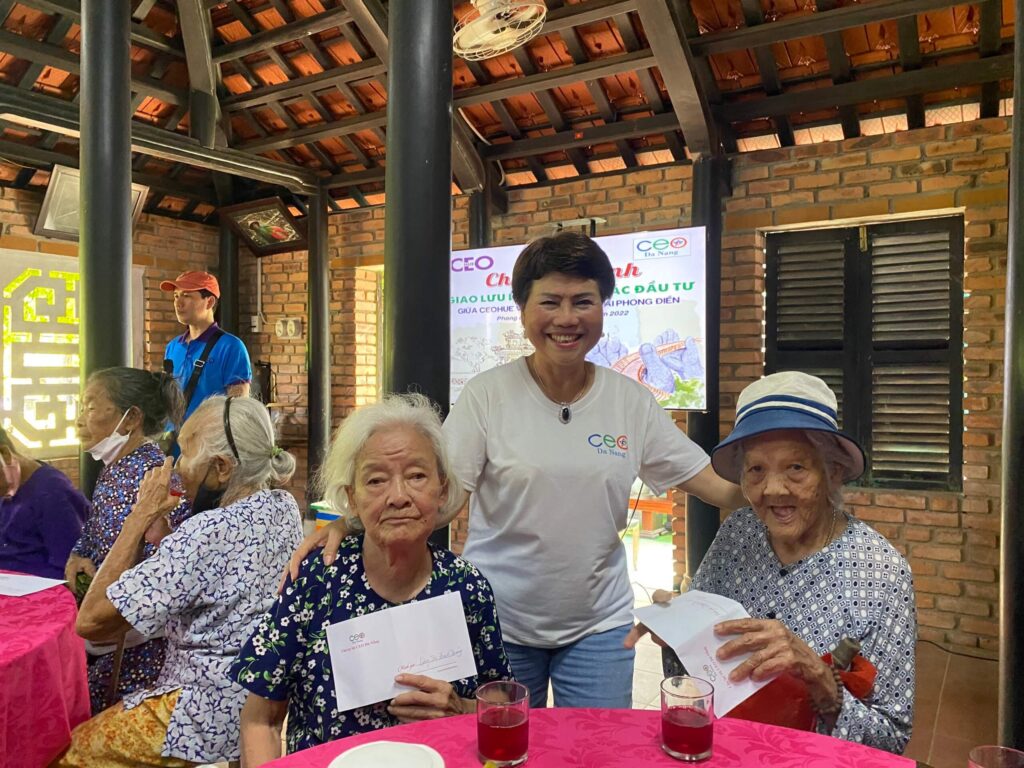 Câu lạc bộ CEO Đà Nẵng đã dành tặng 15 suất quà cho các gia đình có hoàn cảnh đặc biệt khó khăn