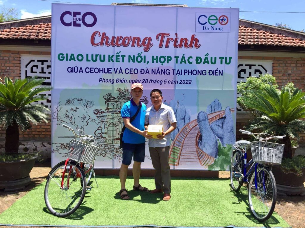 Câu lạc bộ CEO Huế tặng 2 chiếc xe đạp và 2 bộ loa dành cho các hướng dẫn viên của Làng cổ Phước Tích